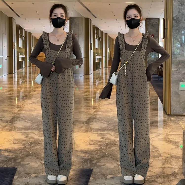 2025秋季新款休闲时尚套装女喇叭袖t恤碎花背带裤显瘦减龄两件套