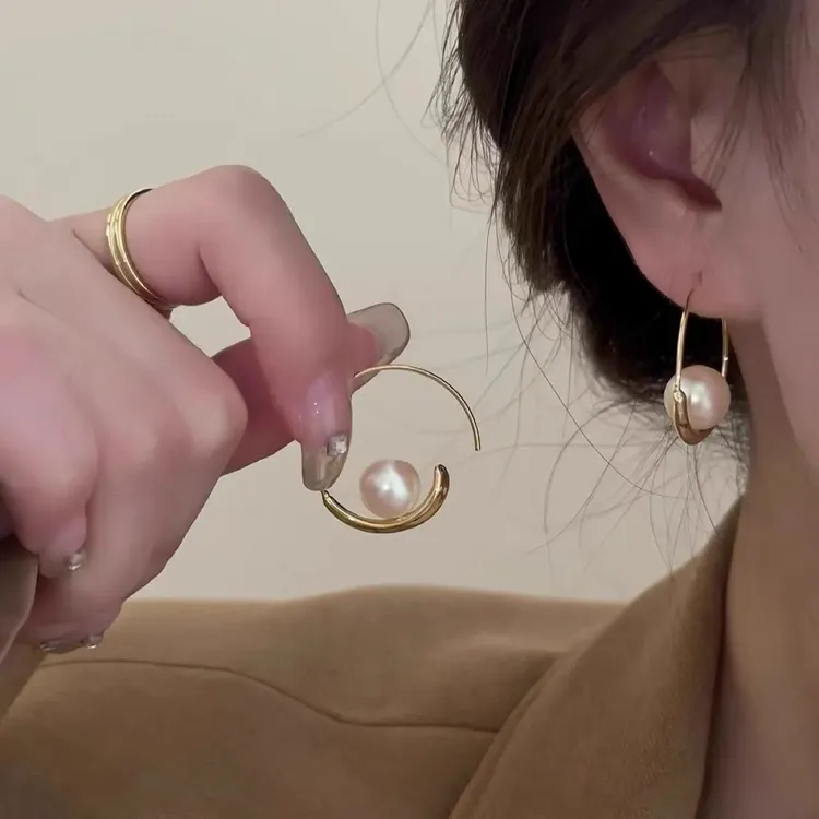 XUYING/许颖 铜合金耳饰 法式轻奢简约马贝珠耳圈气质时尚耳012商品图