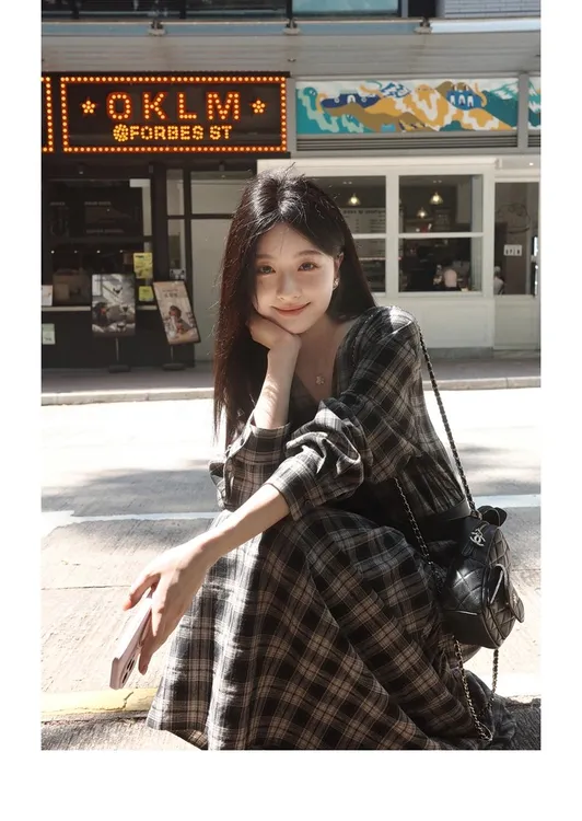 复古抽褶设计感V领格子宽松连衣裙女秋艺术感格纹度假长裙