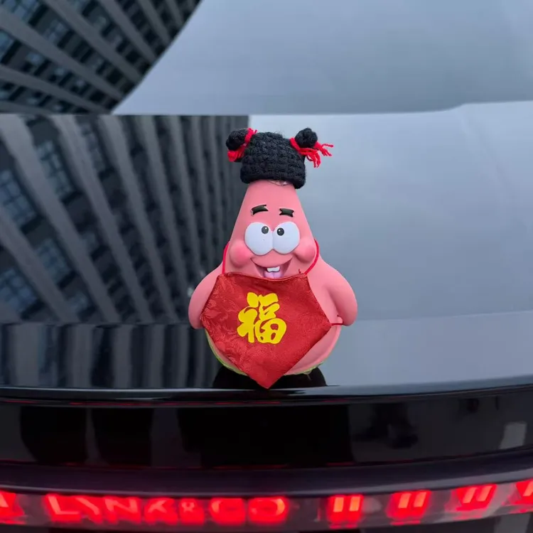 【玖玥新款辫子肚兜派大星汽车尾部挂件玩偶车载屁股后备箱公仔