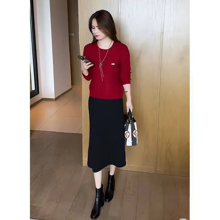 新款时尚洋气百搭2025秋冬新款时尚百搭圆领长袖纯色毛衣+黑色吊