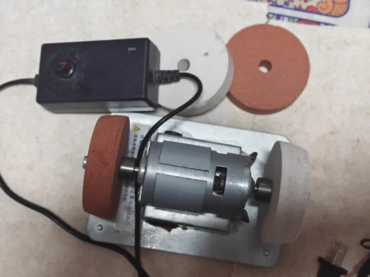 小型家用磨刀机/ 自带两个砂轮+赠送两个砂轮  