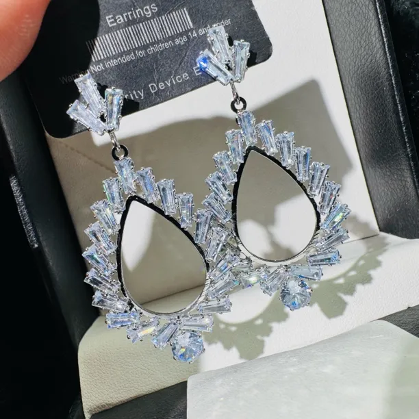 铜合金合成锆石耳饰 闪锆镂空耳环复古气质独特小众设计高级耳坠