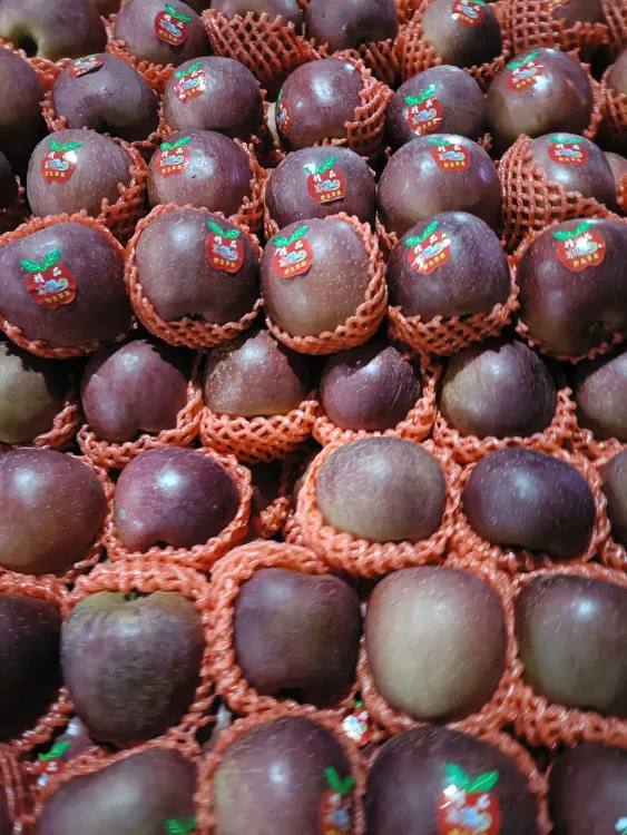 高山冰糖心丑苹果脆甜多汁新鲜现摘水果