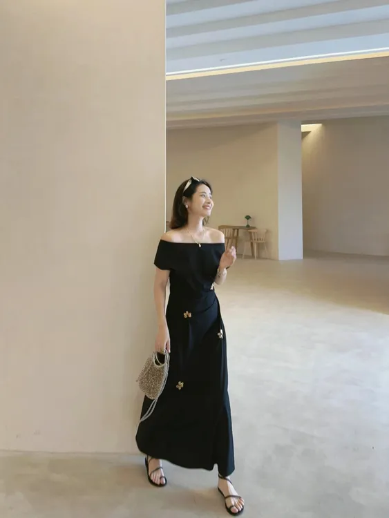 2025夏季新款设计感斜肩立体花朵钉珠连衣裙女法式气质黑色长裙子