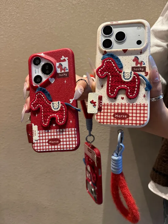 喜庆刺绣小马标签适用苹果17/16promax手机壳华为vivooppo/小米15