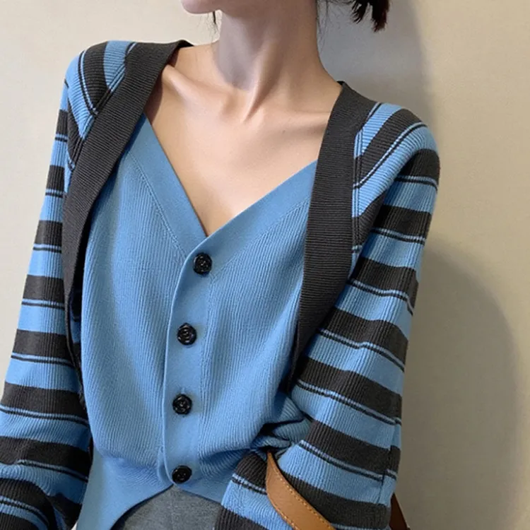 2025秋季韩系设计感V领针织开衫显瘦舒适上衣假两件长袖打底衫女