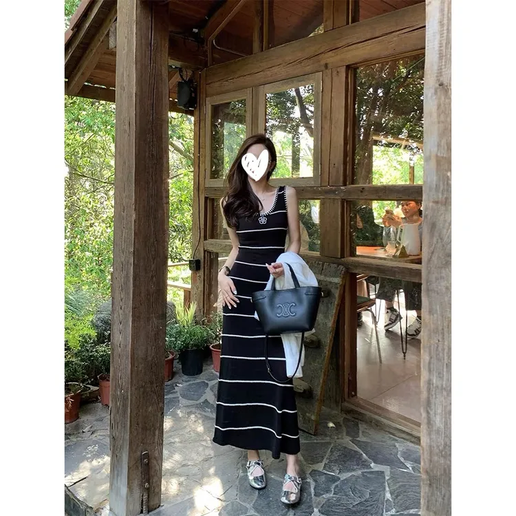 A夏季韩系气质山茶花刺绣黑白条纹撞色U领针织背心连衣裙A字长裙