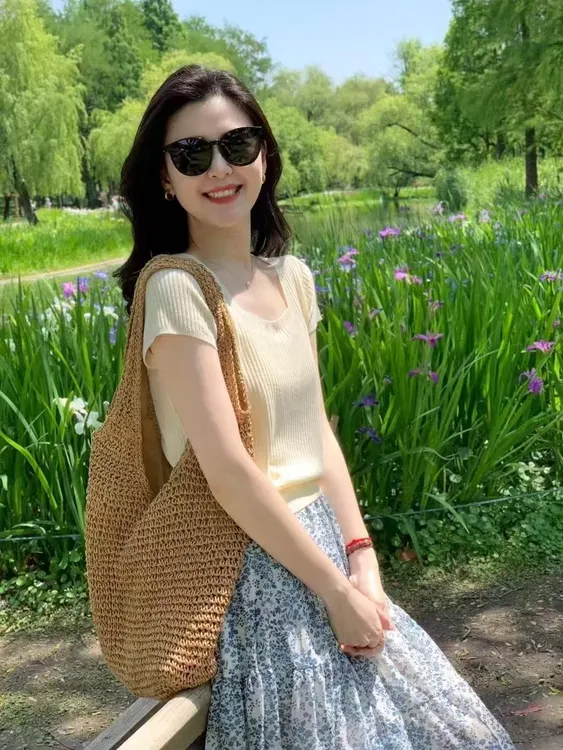 2025春夏新款浅黄色针织短袖t恤女高级感法式方领上衣百搭碎花裙