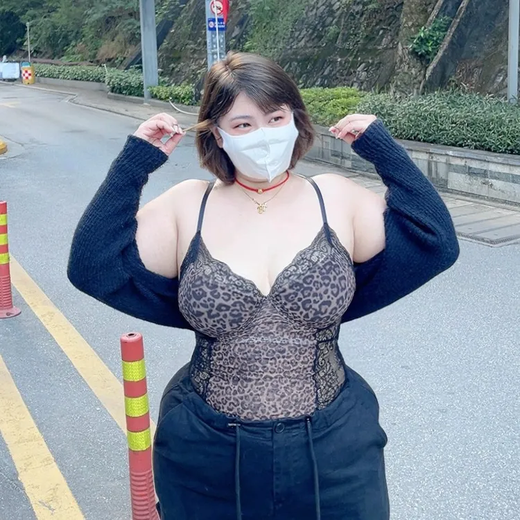 180的陈橙橙「豹力美学」大码辣妹野性蕾丝带胸垫设计感美背吊带