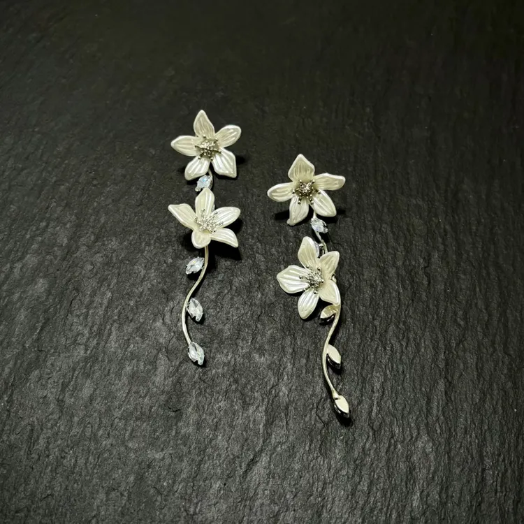 合金锆石耳饰 温柔风花朵锆石流苏耳环女轻奢高级感独特设计