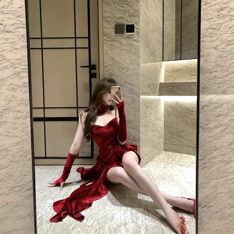 圣诞节战袍红色丝绒吊带连衣裙气质性感辣妹生日拍照礼服开叉裙子