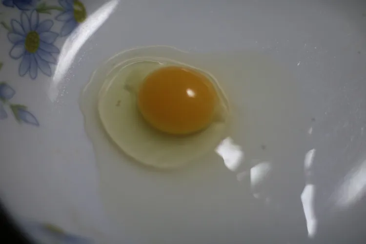 桑园散养无抗无激无人工合成色素50枚初生鸡蛋，嫌小勿拍