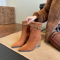 【7公分】2025秋冬新款时尚气质尖头皮带扣水钻跟绒面坡跟短靴