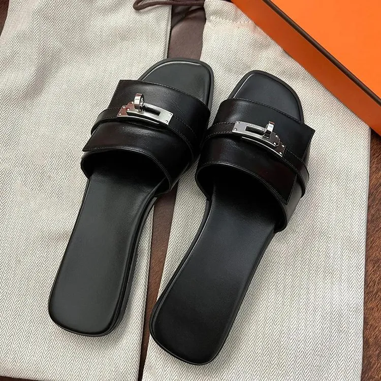 UHCK巨显瘦2025年法式复古黑色锁扣一字拖鞋女外穿平底半拖凉拖女
