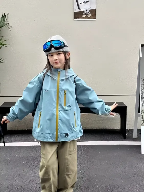 女童外套春秋款2025新款儿童洋气冲锋衣防水连帽宽松休闲户外服潮