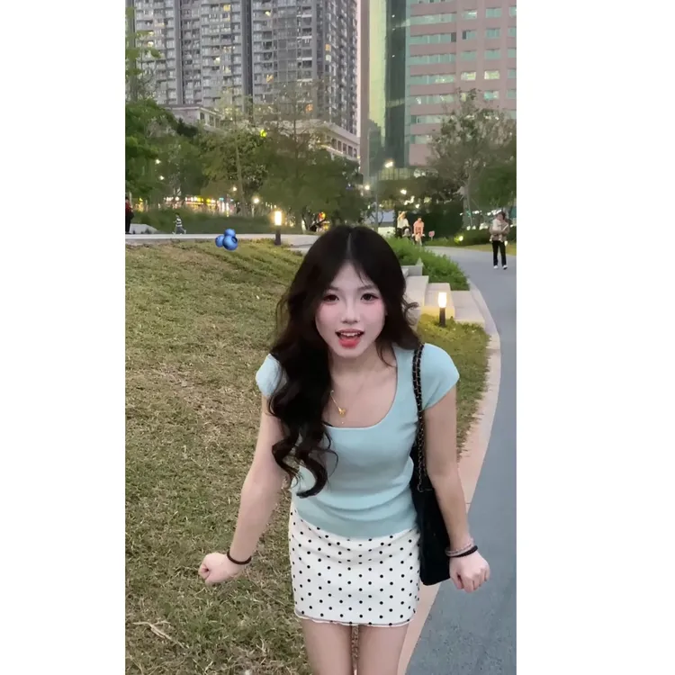 夏日多巴胺穿搭小个子韩系洋气减龄蓝色T恤白色波点短裙超火套装