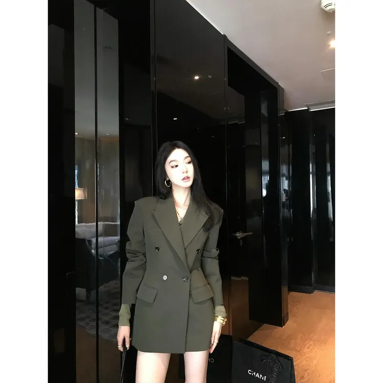 区区欧阳 垫肩西装外套女秋季双排扣高级感修身收腰复古休闲西服