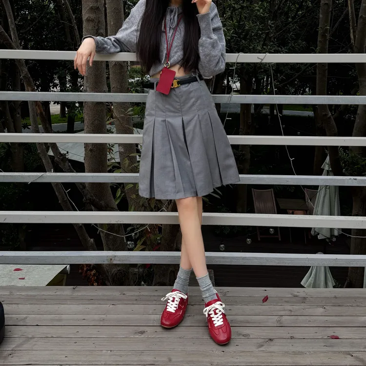 小发喵「复古腔调摩登街头德训鞋｜线条利落时髦百搭」