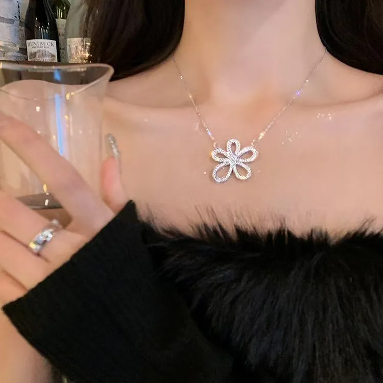 铜合金锆石项链 轻奢少女风镶钻锁骨链高级感花朵镂空项链女A