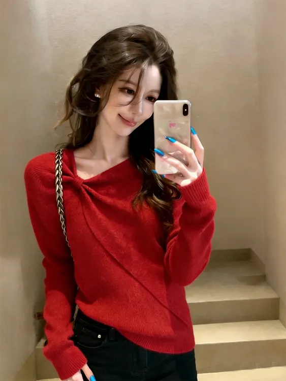 本命年红色扭结斜v领上衣女2025冬新款设计感百搭毛衣针织打底衫