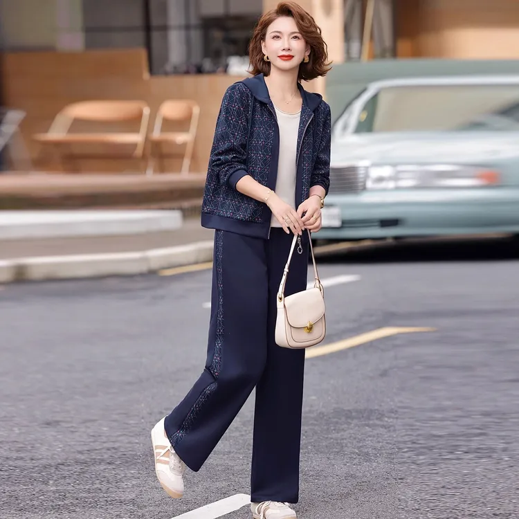50多岁妈妈运动服套装2025新款中老年女春秋妈妈妈妈外套