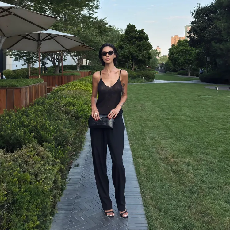 2025夏季黑色时尚极简V领内搭外穿无痕修身显瘦百搭吊带打底背心