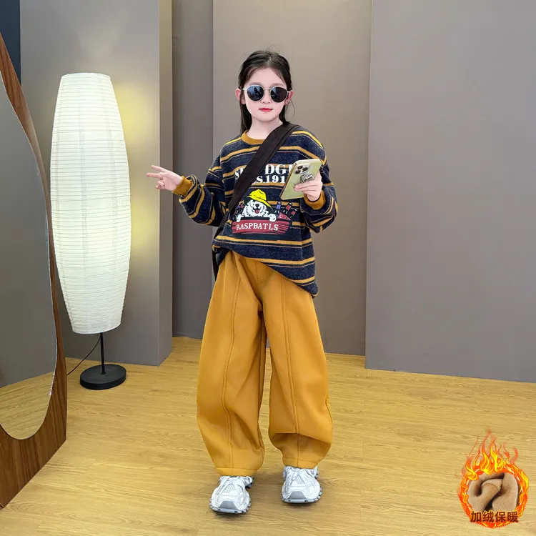 女童2025新款洋气秋冬季韩系保暖穿搭条纹时尚百搭上衣弯刀裤套装