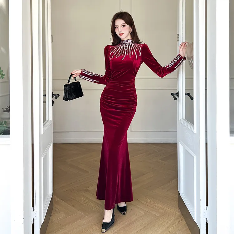 2025秋冬新款轻奢气质礼服长裙金丝绒烫钻高领长袖修身包臀连衣裙