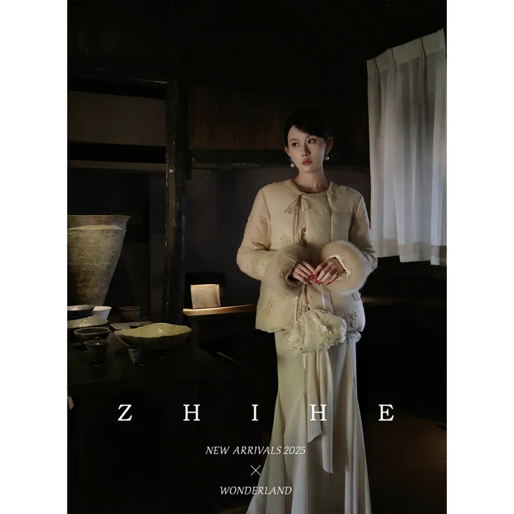 无艳一禾【晚霜花镜】圆领白鸭绒羽绒服长款+人棉绣珠荡领上衣+半裙