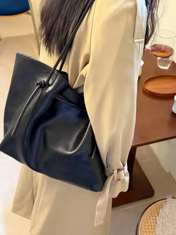 2025早秋新款复古磨砂拼接撞色时尚枕头包金属圈手提包单肩斜挎包