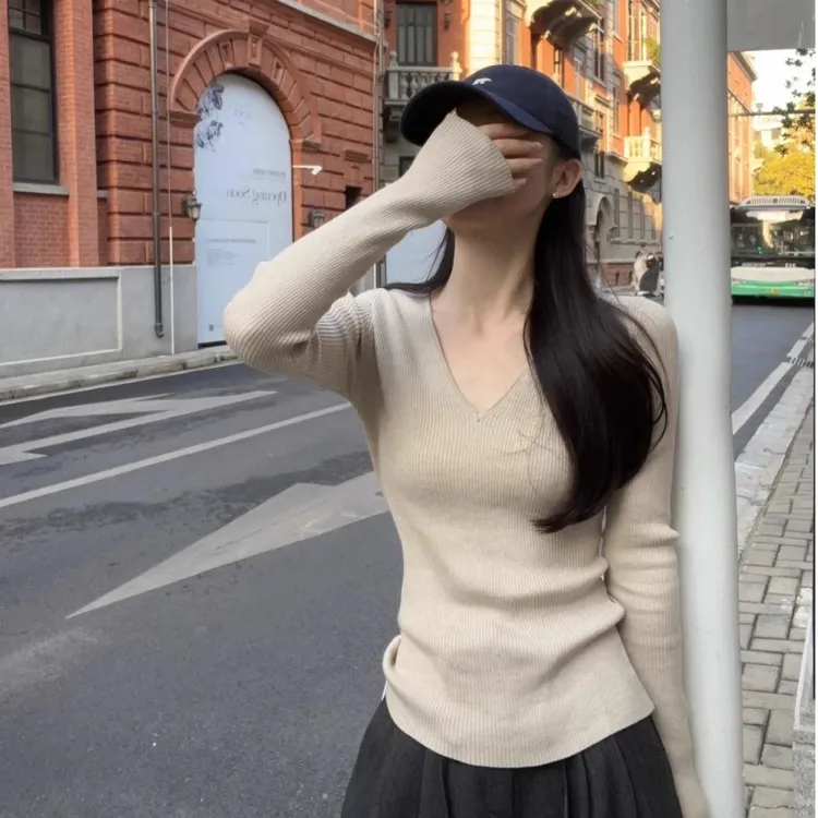 【校校专属】气质V领肌理感修身针织打底衫女2025年春季秋冬显瘦内搭上衣毛衣