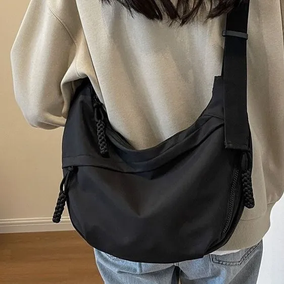 今年流行牛津布包包斜挎包女新款休闲单肩学生上课通勤饺子包