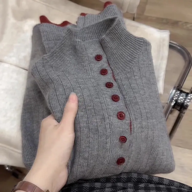 胖mm宽松减龄巨显瘦上衣立领纽扣毛衣秋冬慵懒风休闲撞色针织衫女