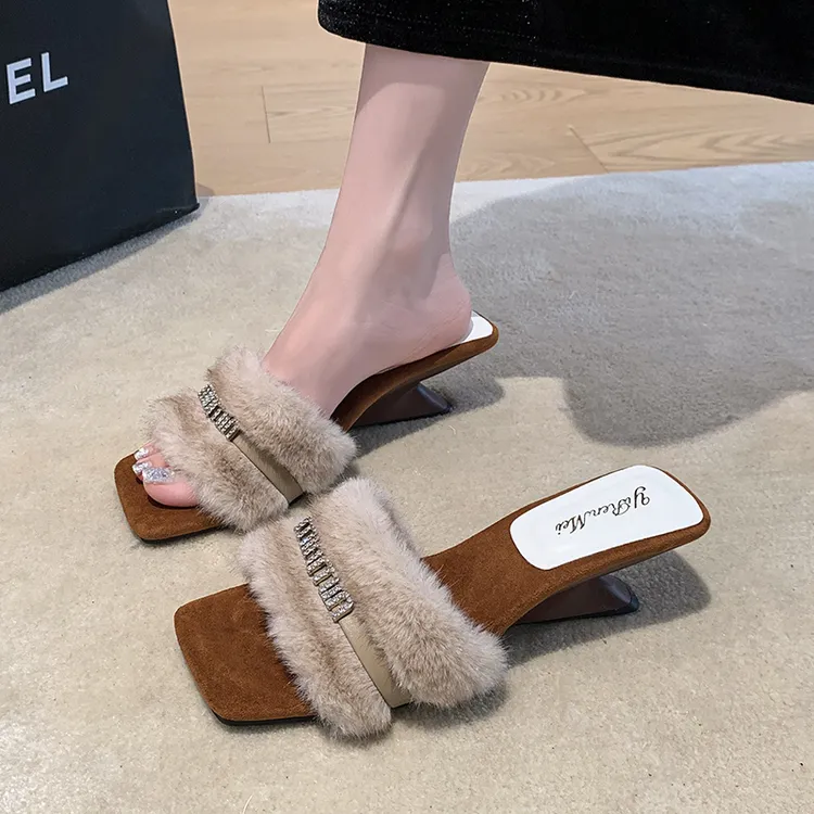 高级感新款水钻毛毛拖鞋仙女高跟加绒棉拖外穿秋冬季坡跟凉拖鞋