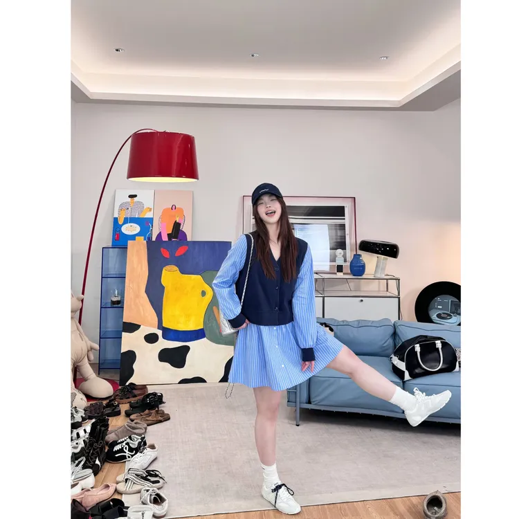 晶咕【目光捕手】竖条纹拼接藏青针织V领马甲假两件长袖连衣