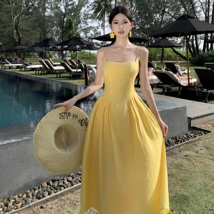 法式露背性感黄色吊带连衣裙夏季新款吊带裙收腰长裙度假裙子