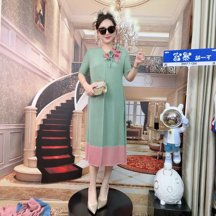 新款三宅褶皱立体提花拼色V领短袖连衣裙