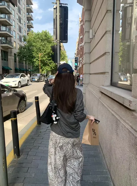 2025秋季新款老钱风松弛感防晒罩衫上衣宽松v领长袖t恤百搭阔腿裤