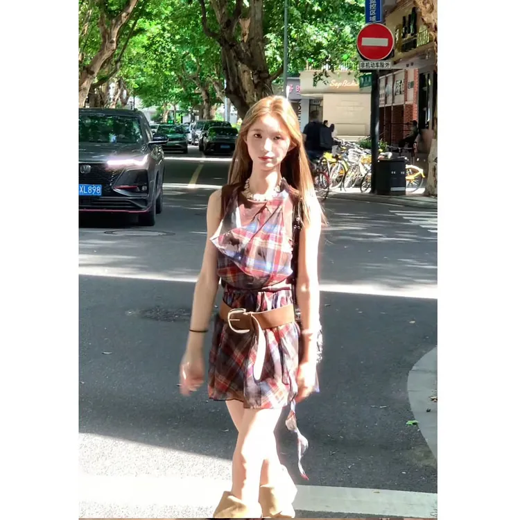 法式复古格纹无袖挂脖荡领连衣裙子女夏季2025新款高级感收腰短裙