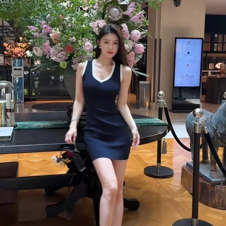 纯欲风性感撞色拼接V领连衣裙女夏季新款高级感显瘦气质包臀短裙