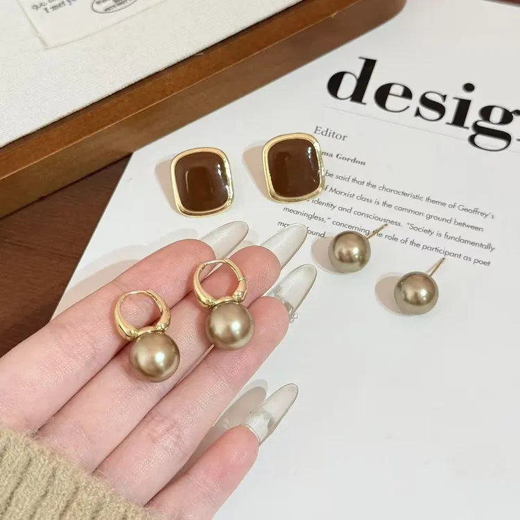 铜合金仿珍珠耳饰 港风珍珠耳环莫兰迪棕方形滴釉轻奢高级感耳饰