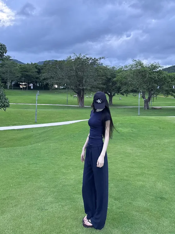 韩系正肩圆领短袖t恤女2025夏季辣妹修身显瘦上衣宽松休闲裤套装