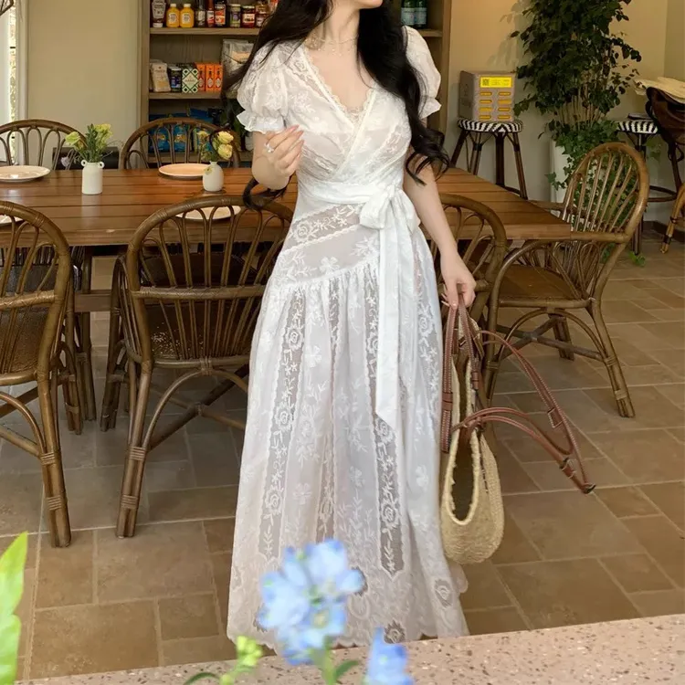 月华疏影 法式气质V领束腰绣花连衣裙女夏季新款优雅高级吊带衬裙