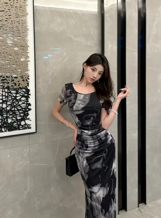 纯欲风晕染网纱方领短袖连衣裙女2025新款夏季修身设计感包臀长裙