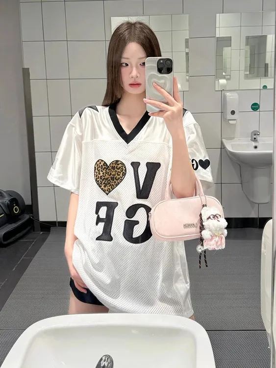 美式复古球衣短袖女夏季穿搭豹纹爱心v领短袖宽松速干运动上衣潮