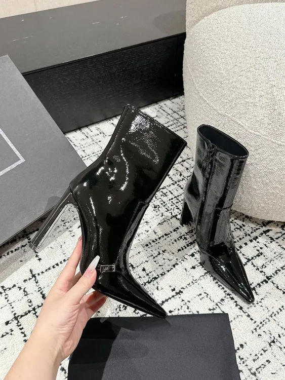 超高跟靴女秋冬新款尖头皱漆皮粗跟中筒靴黑色百搭显瘦侧拉链短靴