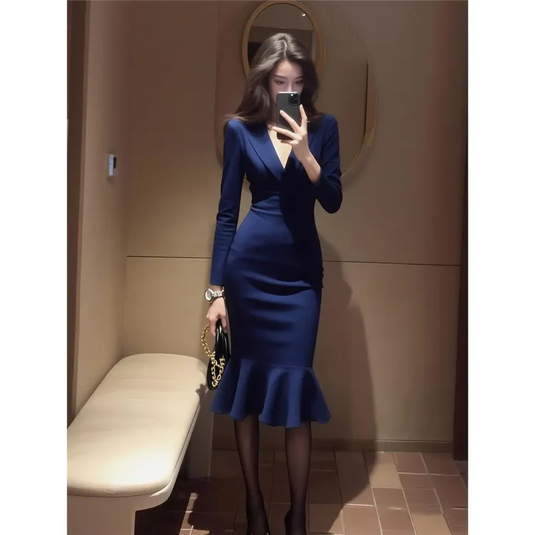 出席重要场合气质高端女神范轻奢高级感气场强大蓝色V领连衣裙秋
