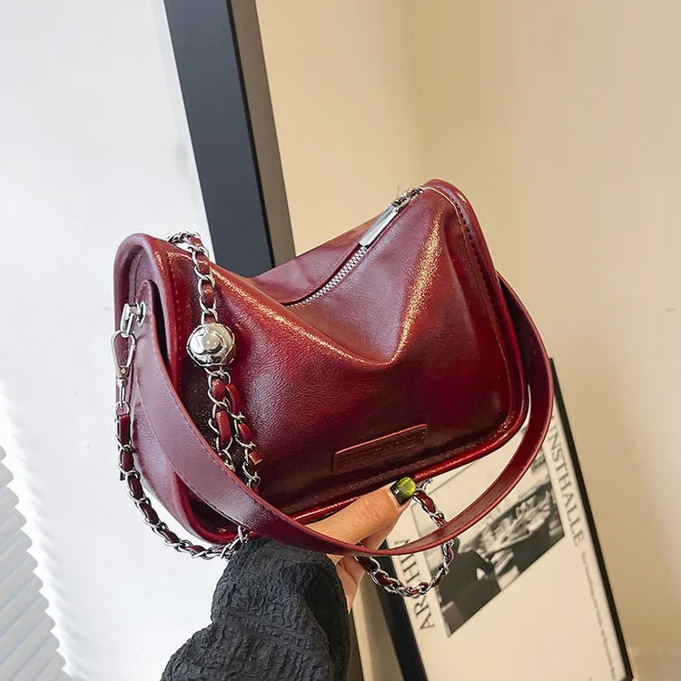 小众设计质感单肩腋下包女2024新款百搭斜挎小包包时尚链条小方包