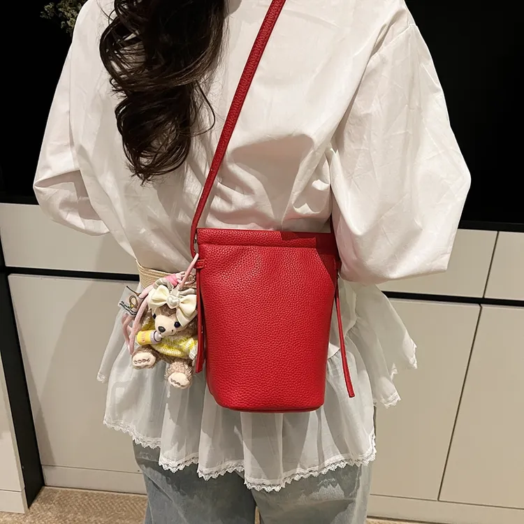 春夏荔枝纹单肩手机包2025新款迷你小包包女糖果色斜挎水桶包